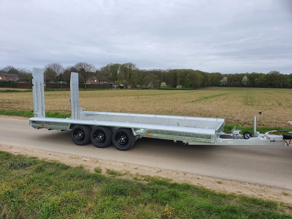 Vlemmix machinetransporter met verschuifbare oprijplaten en alu traanplaat bodem