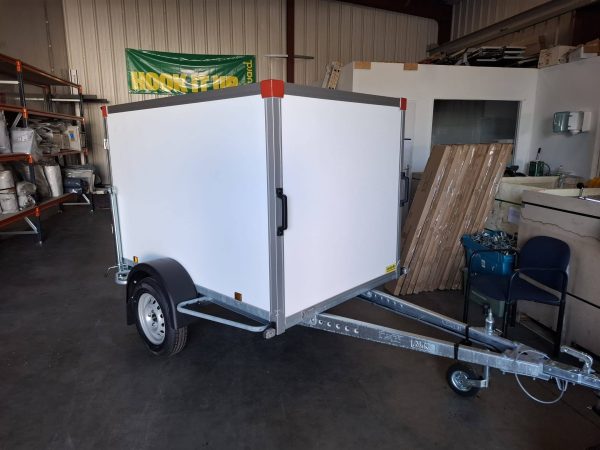 Power Trailer gesloten enkelasser